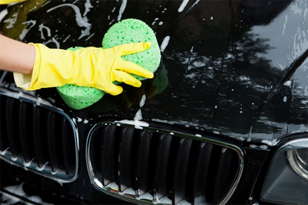 水垢がついた車を洗車する