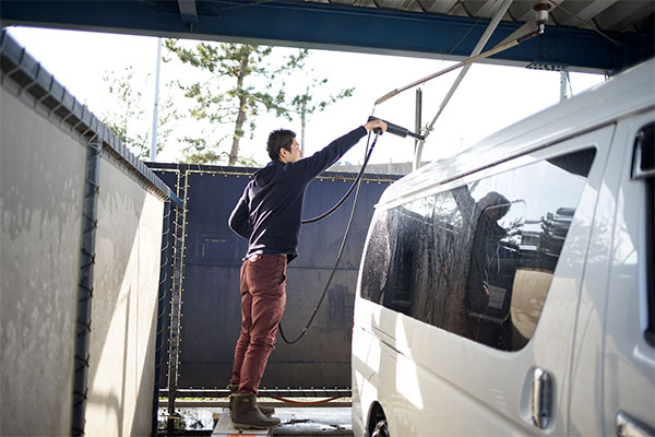 洗車の時は屋根から水をかける