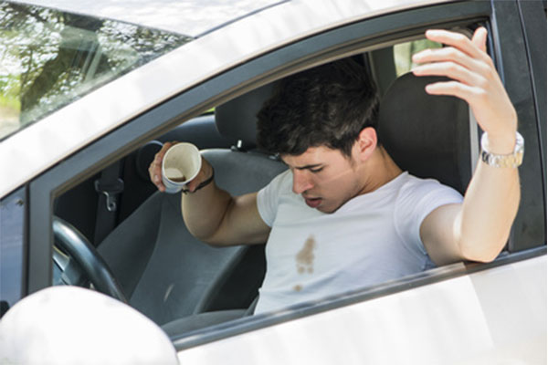 車で飲み物をこぼした場合の掃除方法
